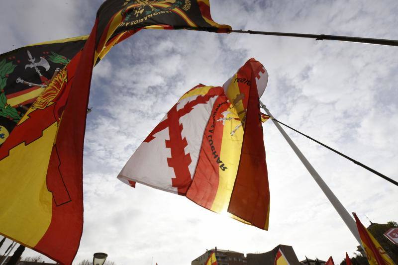 PP, Ciudadanos y Vox concentran a miles de manifestantes en la Plaza de Colón