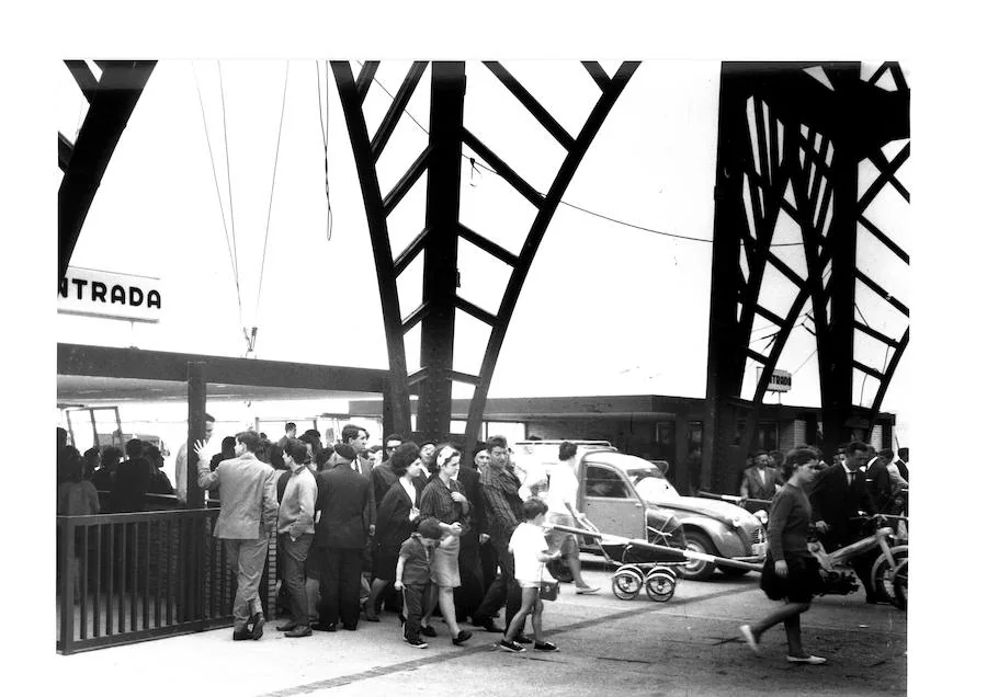 Muchos hacían cola para pasar de una margen a otra en la barquilla del Puente de Bizkaia.