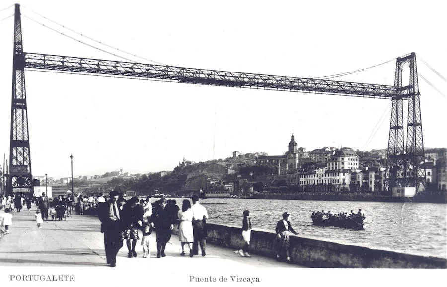 Familias paseando en Las Arenas, junto al puente.