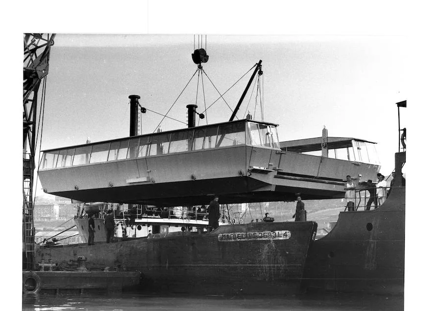 Instalacion de la nueva barquilla del Puente Colgante en 1964.