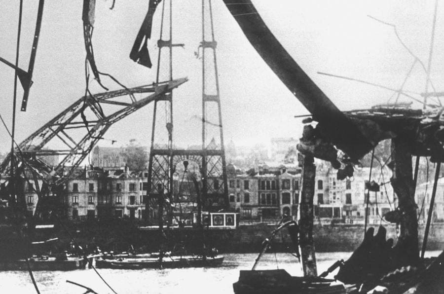 El Puente Colgante, destruido en la Guerra Civil española. Fotografía de 1937.