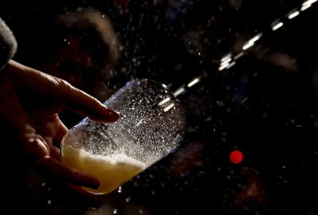 La sidra rompe en el vaso en un local de Astigarraga. 