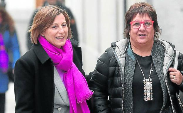 Forcadell y Bassa charlan mientras se dirigen al Supremo en una imagen de archivo.