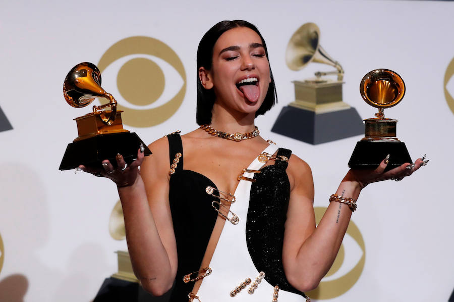 Dua Lipa posa con sus premios