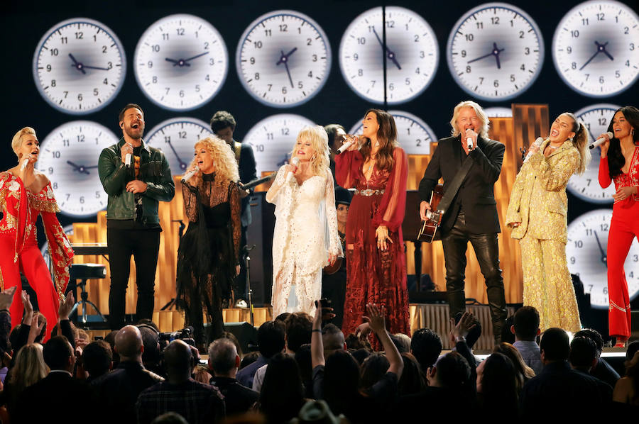 Katy Perry, Phillip Sweet, Karen Fairchild, Dolly Parton, Kimberly Schlapman, Jimi Westbrook, Miley Cyrus y Kacey Musgraves.