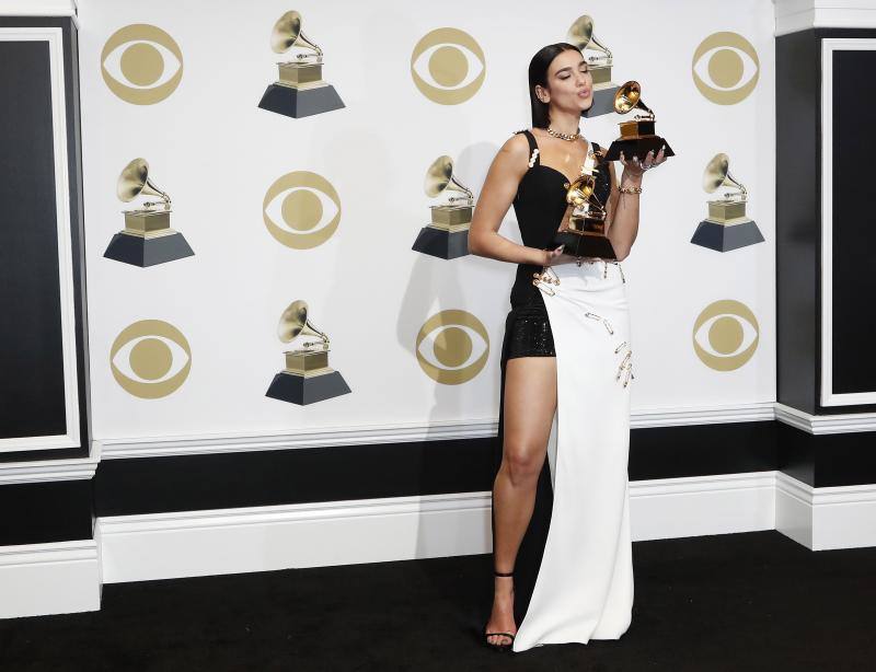 Dua LIpa posa con sus premios.