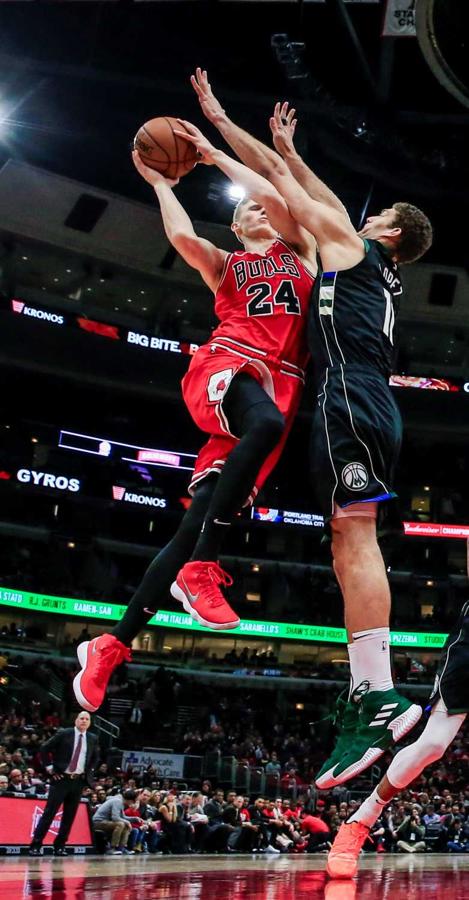 El pívot Brook Lopez (d) de Milwaukee Bucks en acción ante el alero finlandés Lauri Markkanen (i) de Chicago Bulls durante un partido de la NBA en el United Center de Chicago, Illinois, EEUU