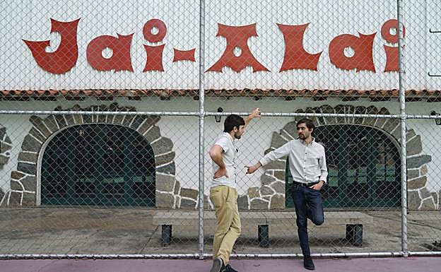 Ibane con su hermano Julen en el Jai Alai de Caracas