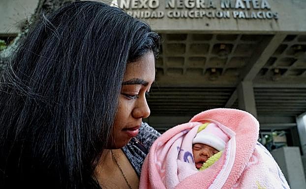 Génesis Valdez, con su bebé prematuro, una niña de un mes.