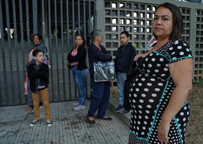 Imagen secundaria 1 - Mujeres haciendo cola para pedir cita. Rosa Abache, mamá de Adriana, de 17 años y embarazada.