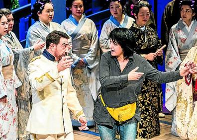 Imagen secundaria 1 - Coser y cantar. Fotografías de los ensayos de ayer n el Teatro Principal. A la derecha, la directora escénica Roberta Mattelli da instrucciones a los actores. A la izquierda, la protagonista, Yim Kyoung.