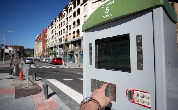 Una persona pagando la OTA en Bilbao.