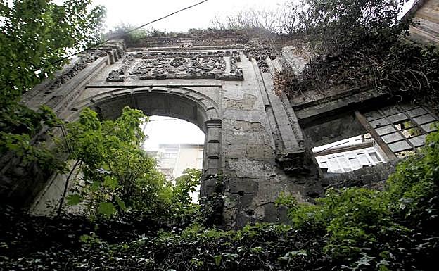 Uno de los arcos de la capilla central de la iglesia de San Francisco que se mantiene en pie, contiguo a la capilla de la Magdalena. 