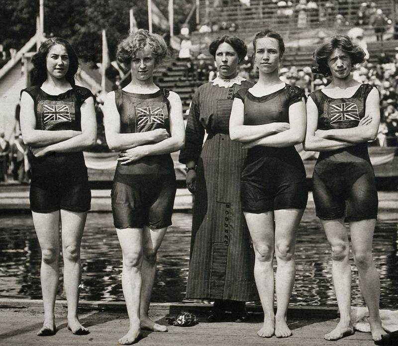 Los atrevidos, para la época, bañadores de las nadadoras británicas causaron un auténtico escándalo en las Olimpiadas de Estocolmo de 1912