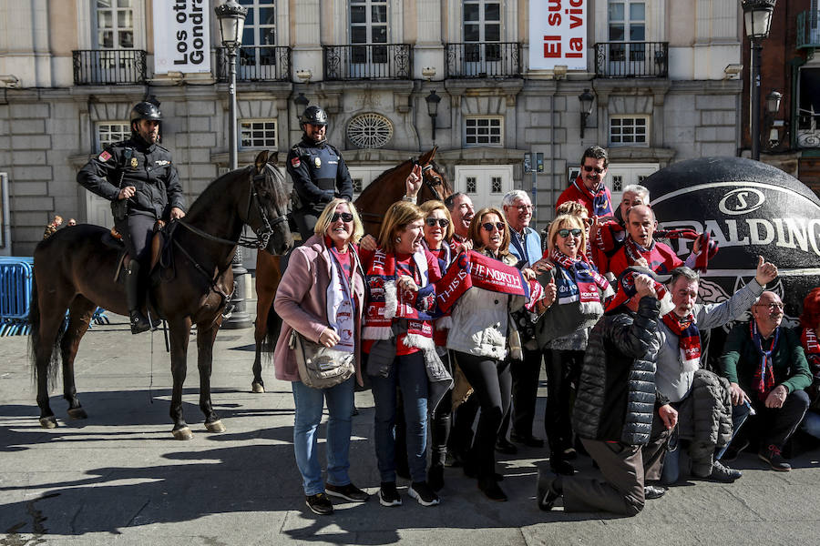 Los hinchas azulgranas y los de otras aficiones se han dejado ver este viernes por el centro de Madrid