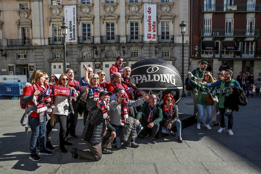 Los hinchas azulgranas y los de otras aficiones se han dejado ver este viernes por el centro de Madrid