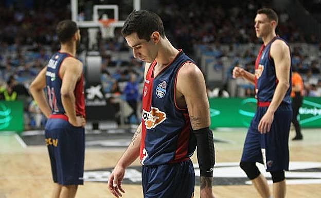 Vildoza, cabizbajo, al término del encuentro. 