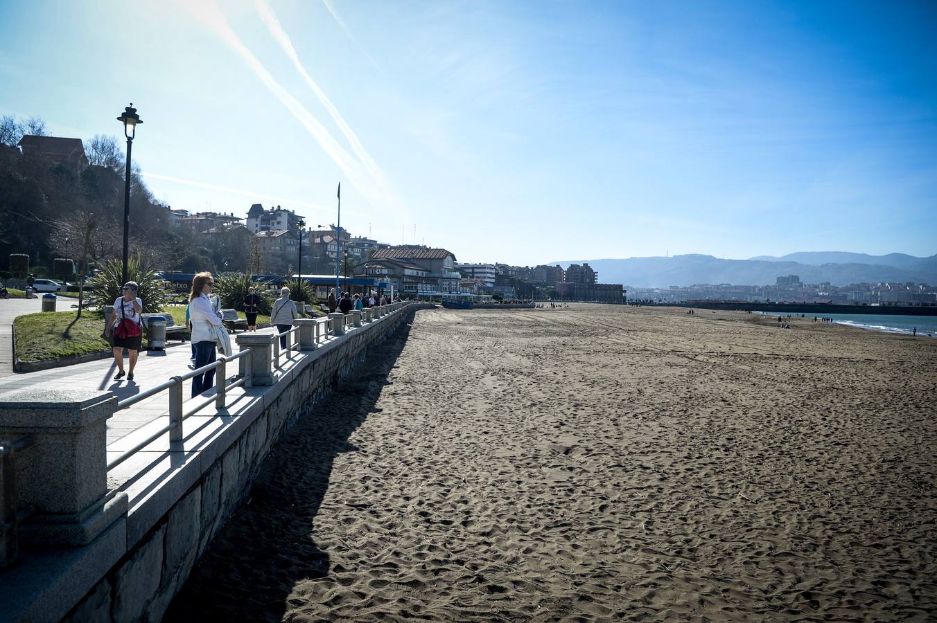 El buen tiempo ha animado este sábado a muchos ciudadanos a pasear