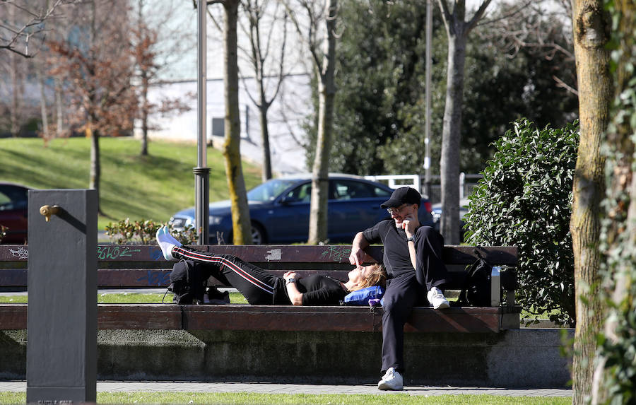 El buen tiempo ha animado este sábado a muchos ciudadanos a pasear