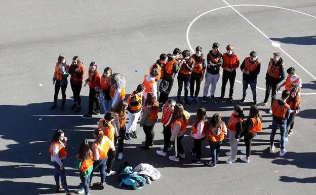 Los estudiantes formaron un lazo humano de color naranja.