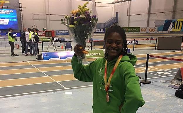 La atleta festeja su logro. 