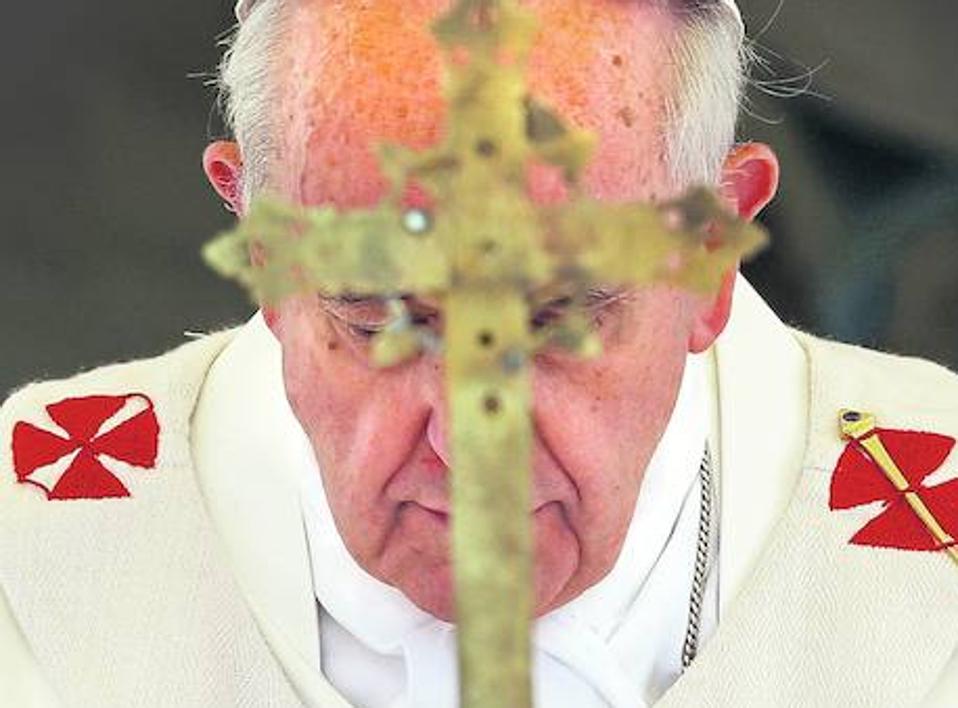 El Papa Francisco reza durante un oficio religioso en la Santa Sede.