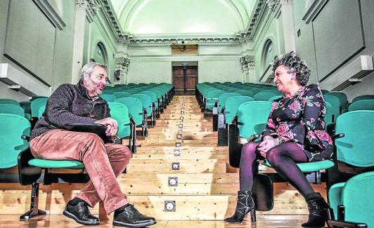 Carmen Cotelo y Nacho Eguizábal conversan en el salón de actos de Molinuevo. 