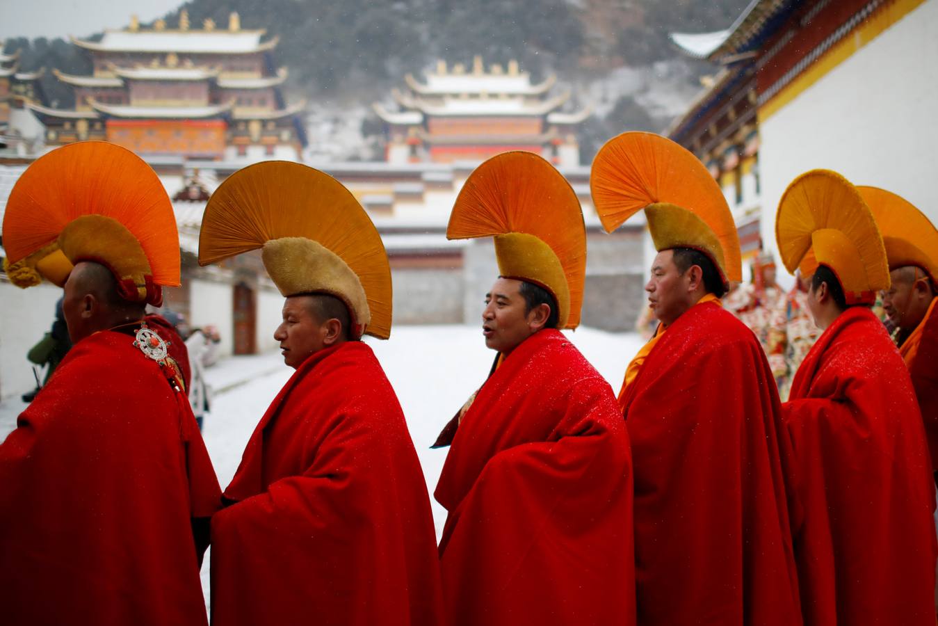 El primer mes del calendario lunar de cada año , miles de monjes tibetanos asisten a festival, también conocido como «el sol de Buda». En el, los monjes despliegan un thangka gigante, un bordado de seda religioso o una pintura que muestra el retrato de Buda, en medio de una nevada en Langmu Lamasery.