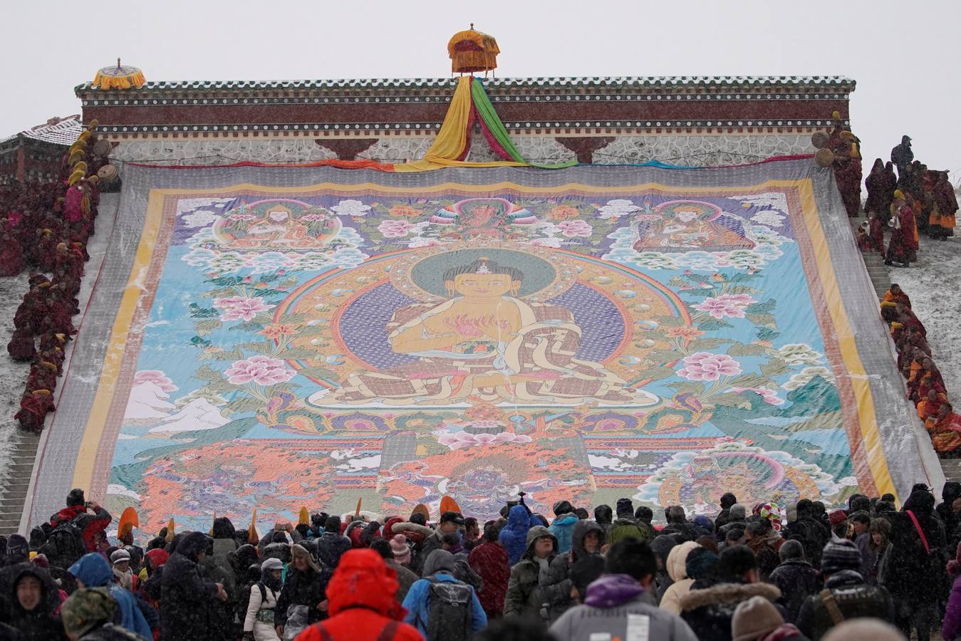 El primer mes del calendario lunar de cada año , miles de monjes tibetanos asisten a festival, también conocido como «el sol de Buda». En el, los monjes despliegan un thangka gigante, un bordado de seda religioso o una pintura que muestra el retrato de Buda, en medio de una nevada en Langmu Lamasery.