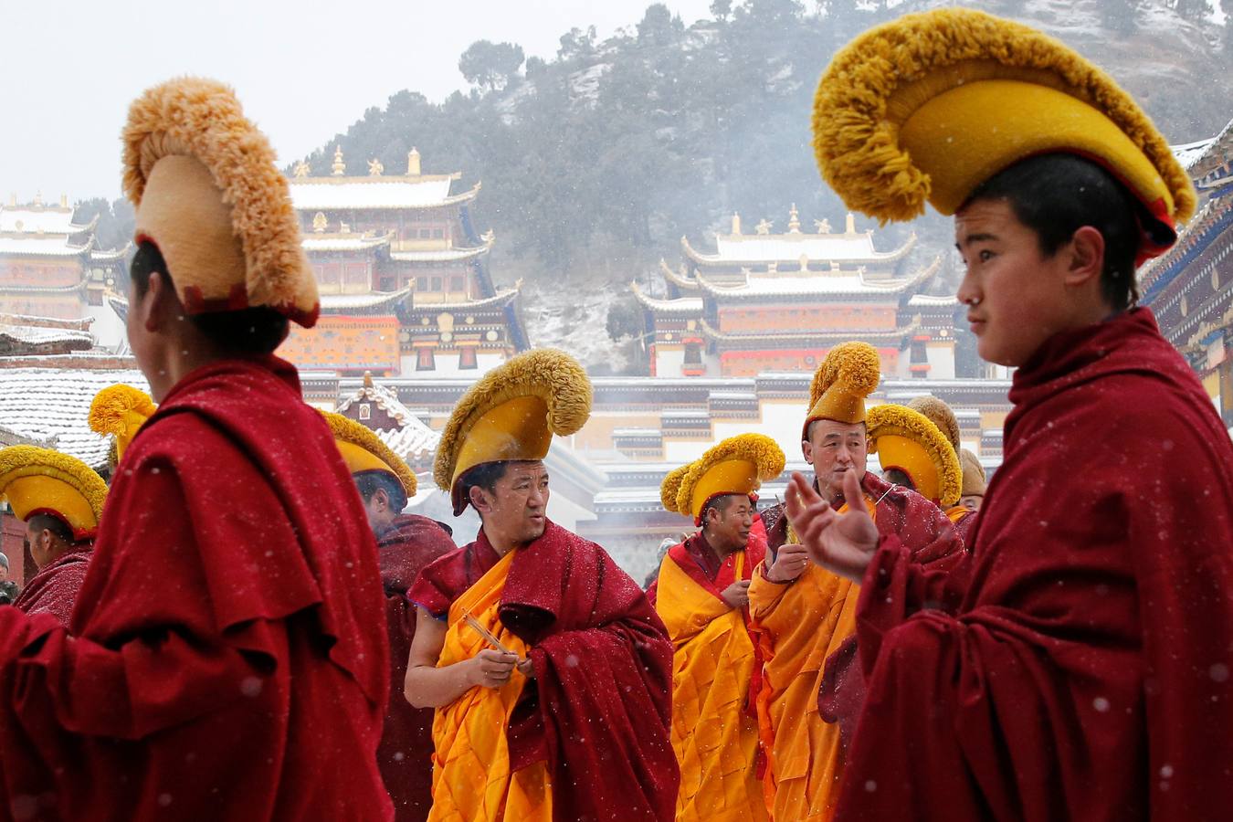 El primer mes del calendario lunar de cada año , miles de monjes tibetanos asisten a festival, también conocido como «el sol de Buda». En el, los monjes despliegan un thangka gigante, un bordado de seda religioso o una pintura que muestra el retrato de Buda, en medio de una nevada en Langmu Lamasery.