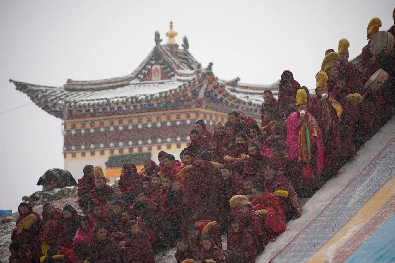 El primer mes del calendario lunar de cada año , miles de monjes tibetanos asisten a festival, también conocido como «el sol de Buda». En el, los monjes despliegan un thangka gigante, un bordado de seda religioso o una pintura que muestra el retrato de Buda, en medio de una nevada en Langmu Lamasery.