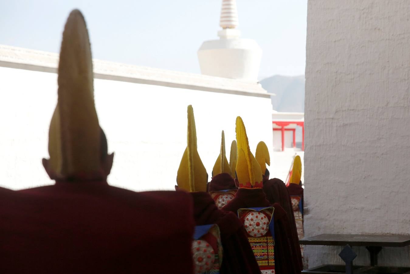 El primer mes del calendario lunar de cada año , miles de monjes tibetanos asisten a festival, también conocido como «el sol de Buda». En el, los monjes despliegan un thangka gigante, un bordado de seda religioso o una pintura que muestra el retrato de Buda, en medio de una nevada en Langmu Lamasery.