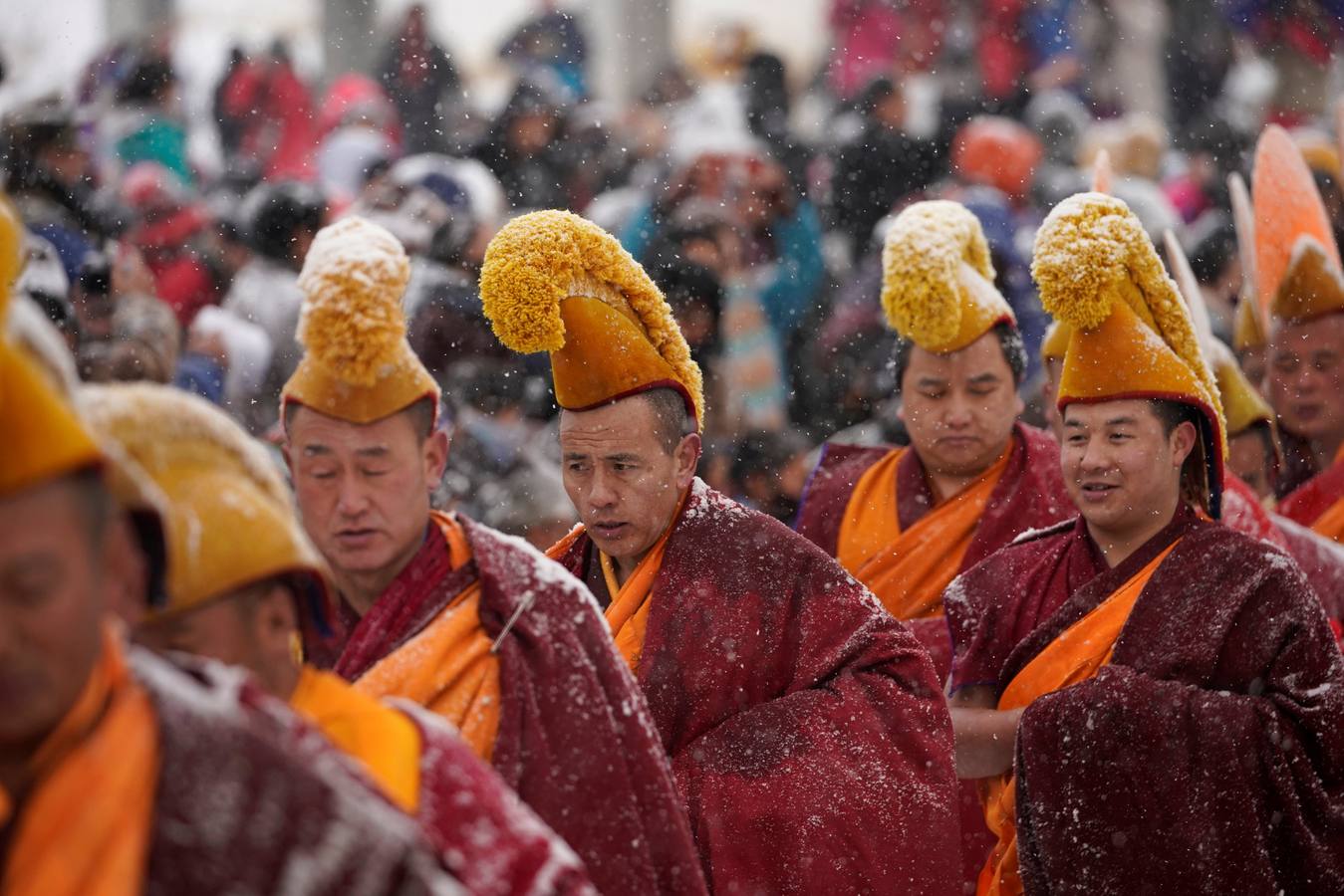 El primer mes del calendario lunar de cada año , miles de monjes tibetanos asisten a festival, también conocido como «el sol de Buda». En el, los monjes despliegan un thangka gigante, un bordado de seda religioso o una pintura que muestra el retrato de Buda, en medio de una nevada en Langmu Lamasery.