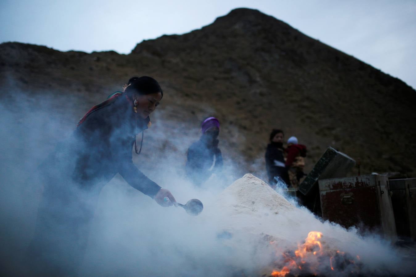 El primer mes del calendario lunar de cada año , miles de monjes tibetanos asisten a festival, también conocido como «el sol de Buda». En el, los monjes despliegan un thangka gigante, un bordado de seda religioso o una pintura que muestra el retrato de Buda, en medio de una nevada en Langmu Lamasery.