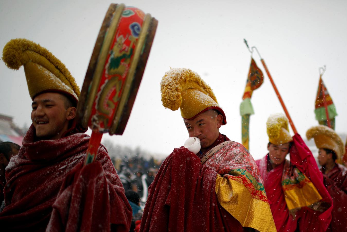 El primer mes del calendario lunar de cada año , miles de monjes tibetanos asisten a festival, también conocido como «el sol de Buda». En el, los monjes despliegan un thangka gigante, un bordado de seda religioso o una pintura que muestra el retrato de Buda, en medio de una nevada en Langmu Lamasery.