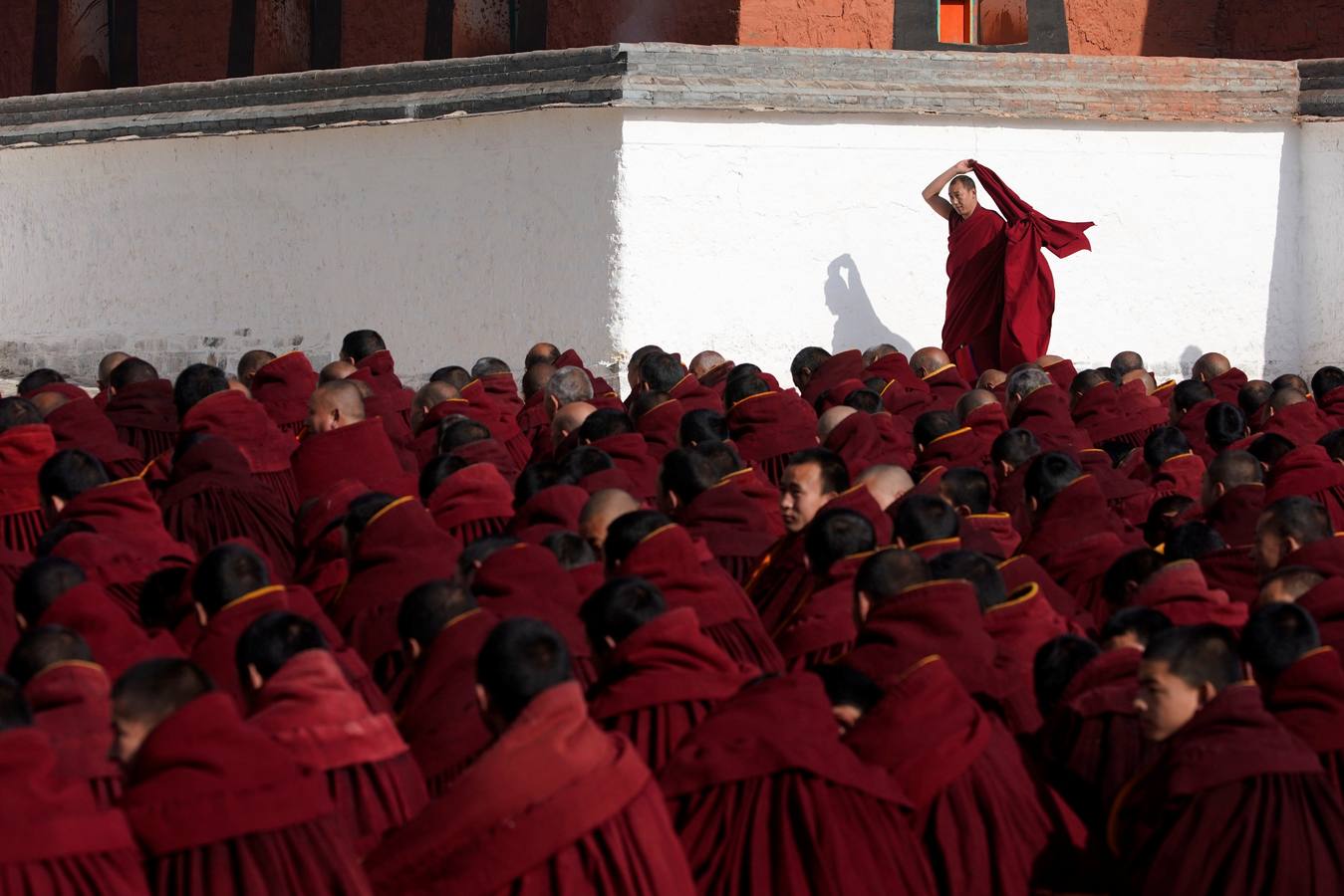 El primer mes del calendario lunar de cada año , miles de monjes tibetanos asisten a festival, también conocido como «el sol de Buda». En el, los monjes despliegan un thangka gigante, un bordado de seda religioso o una pintura que muestra el retrato de Buda, en medio de una nevada en Langmu Lamasery.