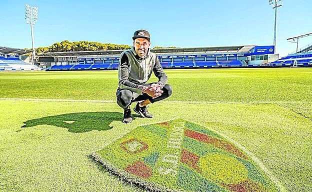 Enric Gallego posa en el campo del Huesca, donde hoy juega el Athletic.