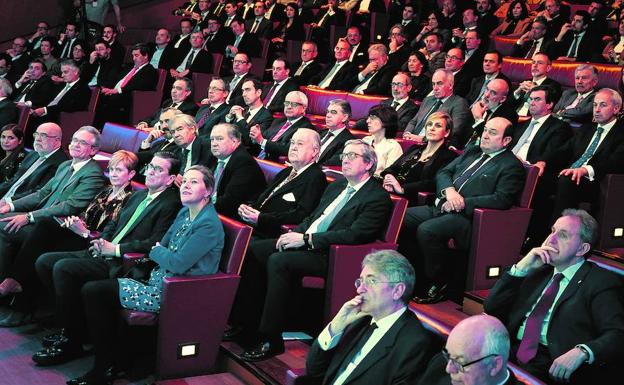 Más de 300 representantes del mundo empresarial, cargos institucionales y políticos llenaron el auditorio del Guggenheim.