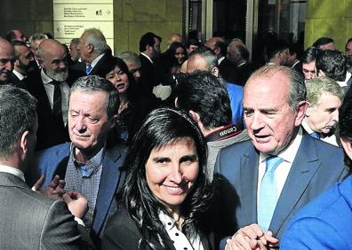 Imagen secundaria 1 - Al término de la entrega de premios los asistentes se reunieron en un cóctel en el atrio del museo; abajo a la izquierda, la rectora de la UPV, Nekane Balluerka, con el director general de IMG, Miguel Ángel Lujua; y a la derecha, Enrique de Ybarra, presidente de EL CORREO, durante su intervención.