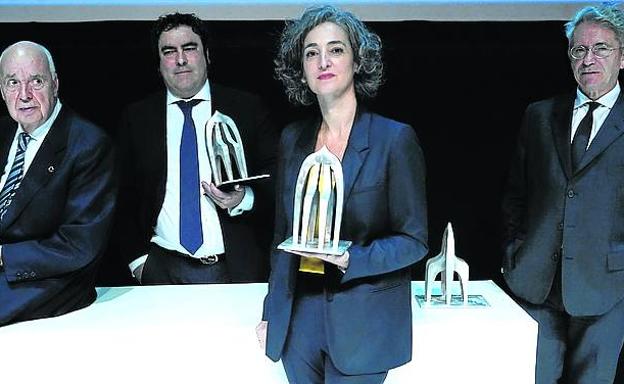 Los galardonados posan con sus premios.