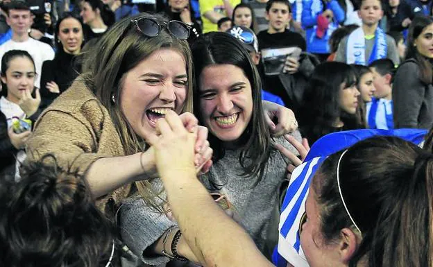 Las jugadoras de la Real lo festejaron con su afición. 