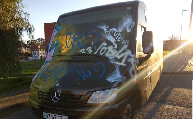 Las lunas de los minibuses han sido pintarrajeadas a conciencia.