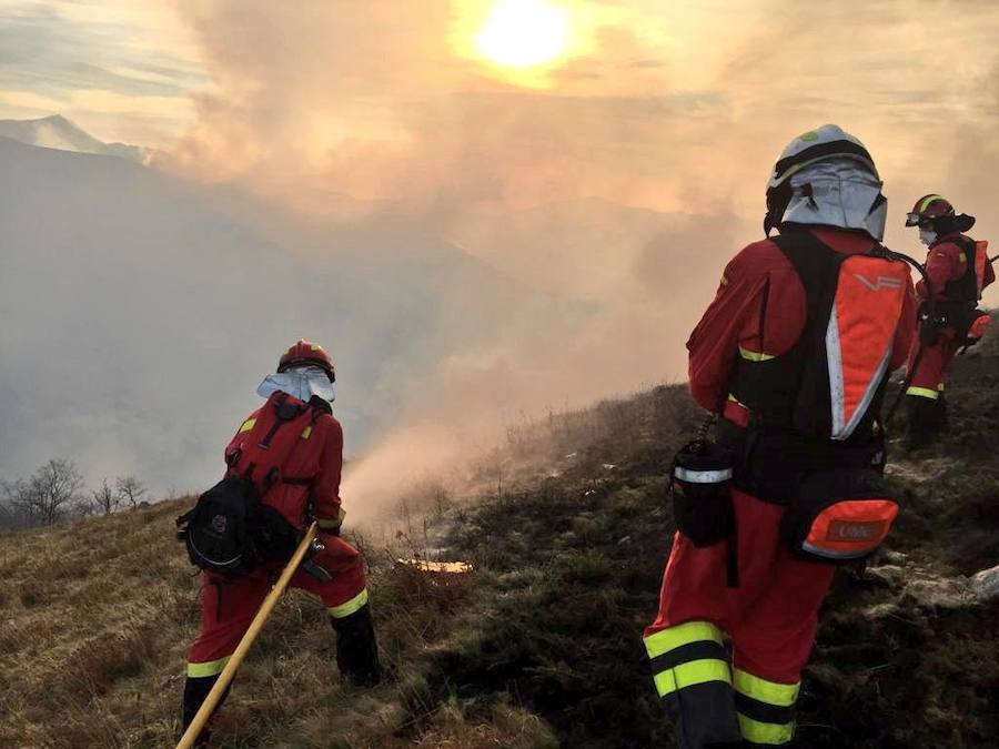 Fotos: El fuego abrasa Cantabria