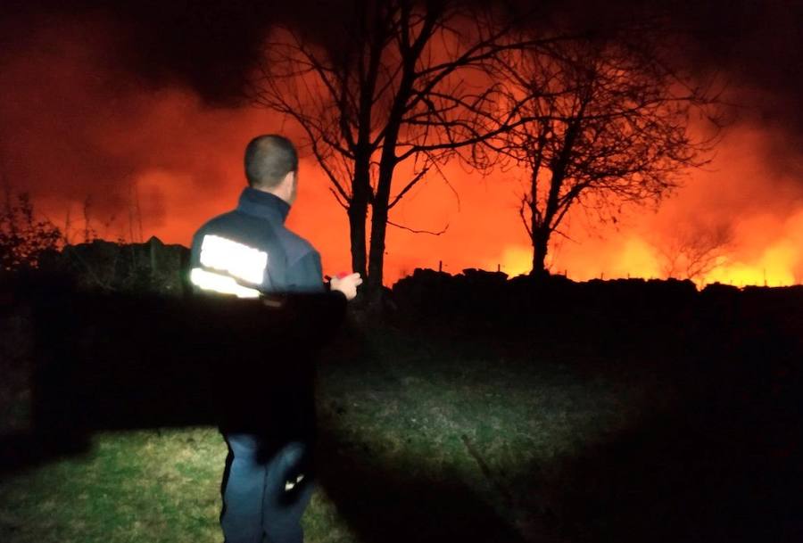 Fotos: El fuego abrasa Cantabria