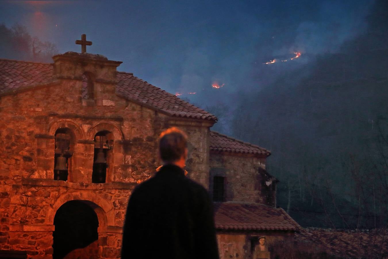 Fotos: El fuego abrasa Cantabria