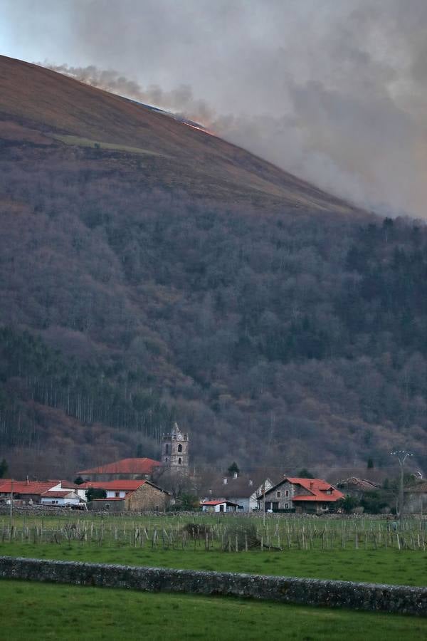 Fotos: El fuego abrasa Cantabria