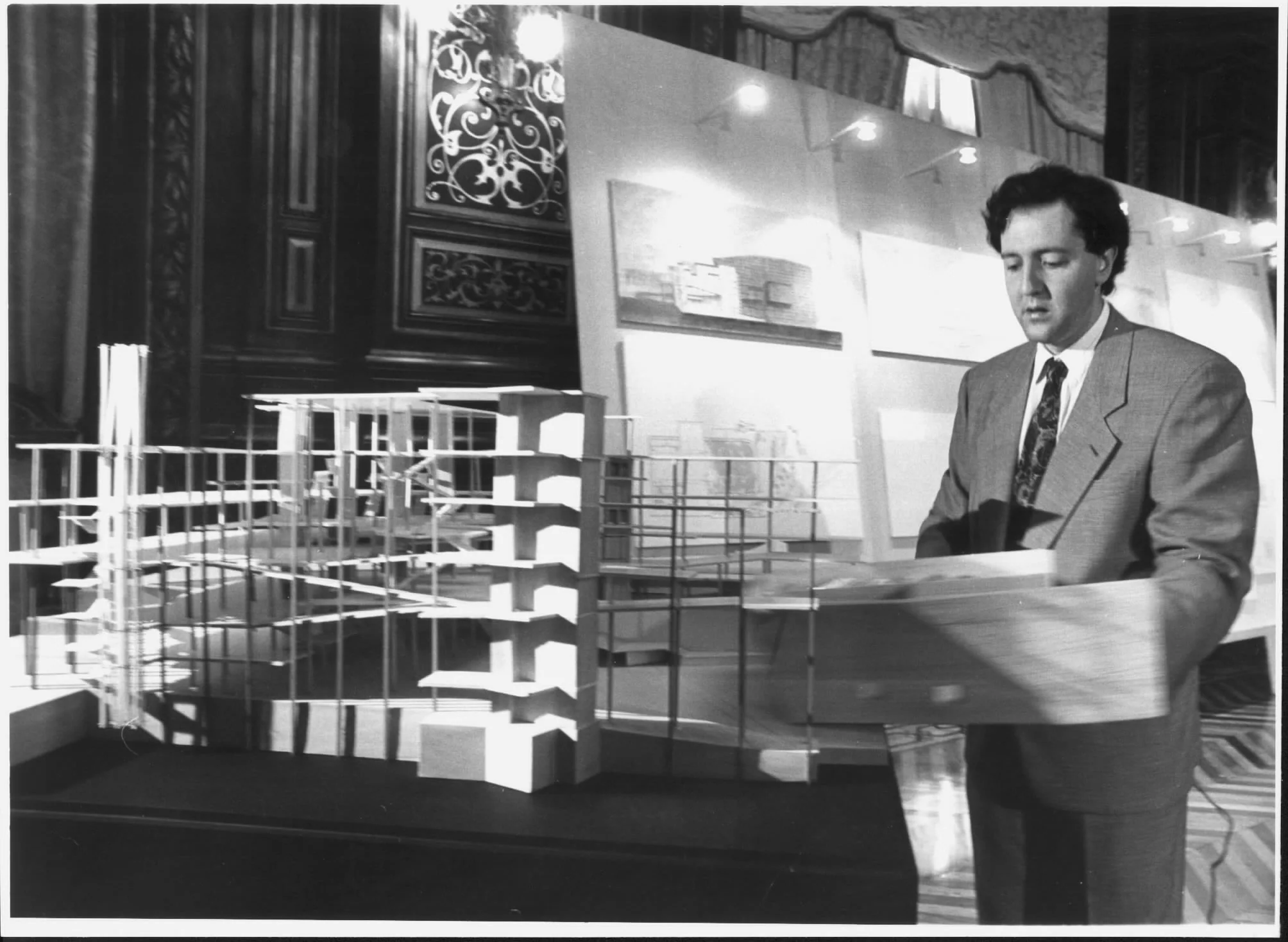 El arquitecto Federico Soriano, con la maqueta en 1993.