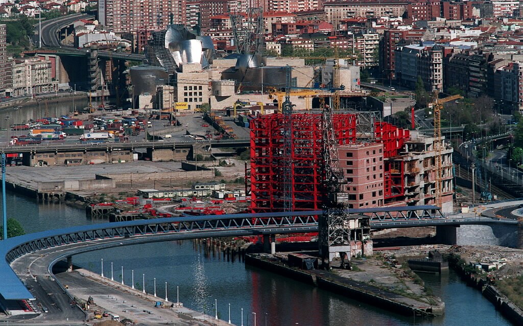 El Puente Euskalduna avanza al mismo ritmo que el Palacio, en 1997.