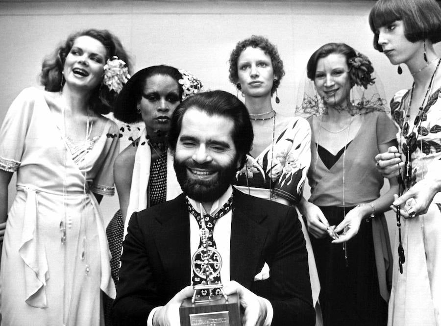 El diseñador aleman posa con modelos en 1973 tras recibir un premio en Krefeld, Alemania.