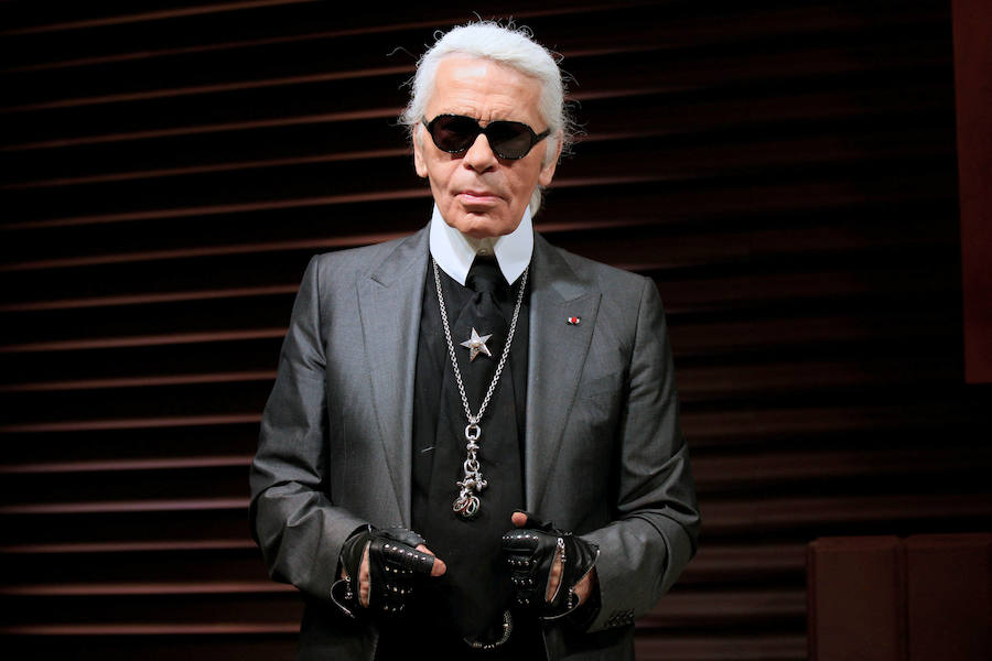 Karl Lagerfeld posa frente a su creación para una suite de hotel hecha de chocolate, como parte de una campaña de una marca de helados en un hotel de Paris en 2011.